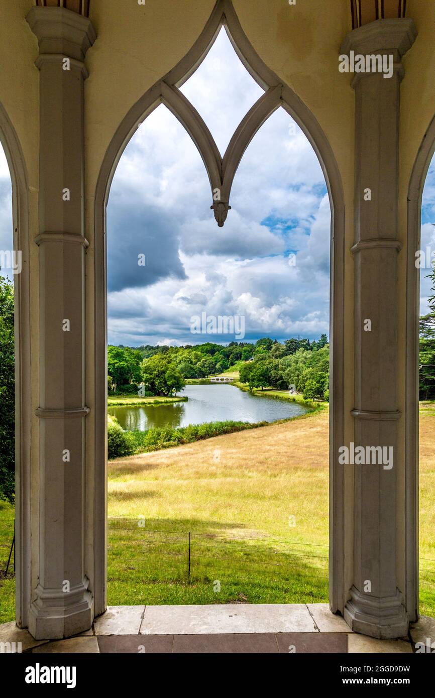 Blick vom gotischen Tempel im Painshill Park, Cobham, Surrey, Großbritannien Stockfoto