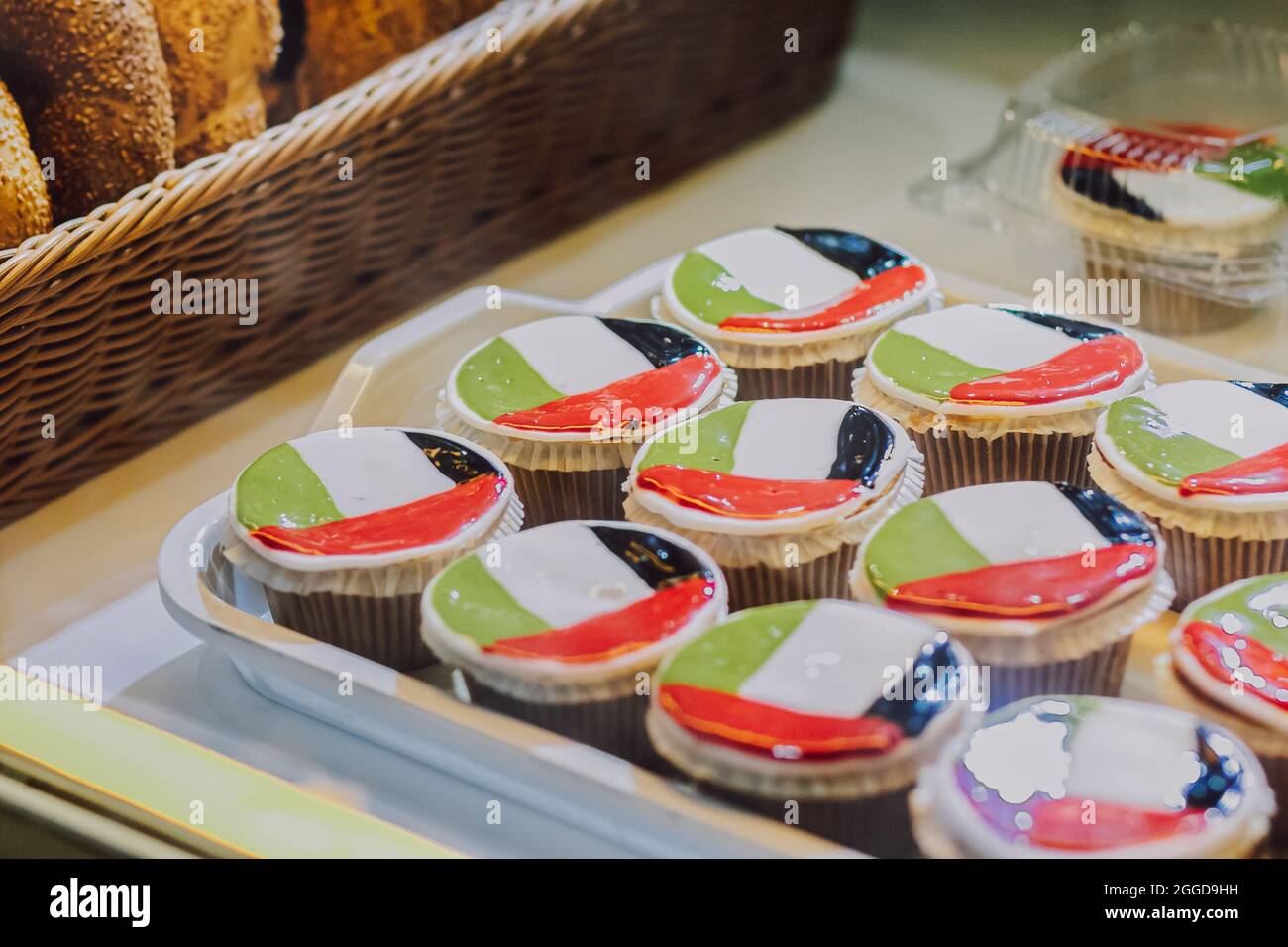 UAE farbige süße Cupcakes am Nationalfeiertag Stockfoto