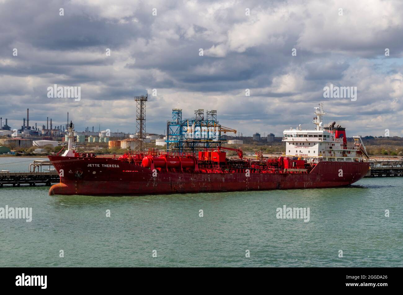 Gas- und Öltanker, fawley-Ölraffinerie, Ölverarbeitungsanlage, Niederdruck-Gastanker, Rohöltanker, Schiffe, Schifffahrt, fawley-Marinepol. Stockfoto