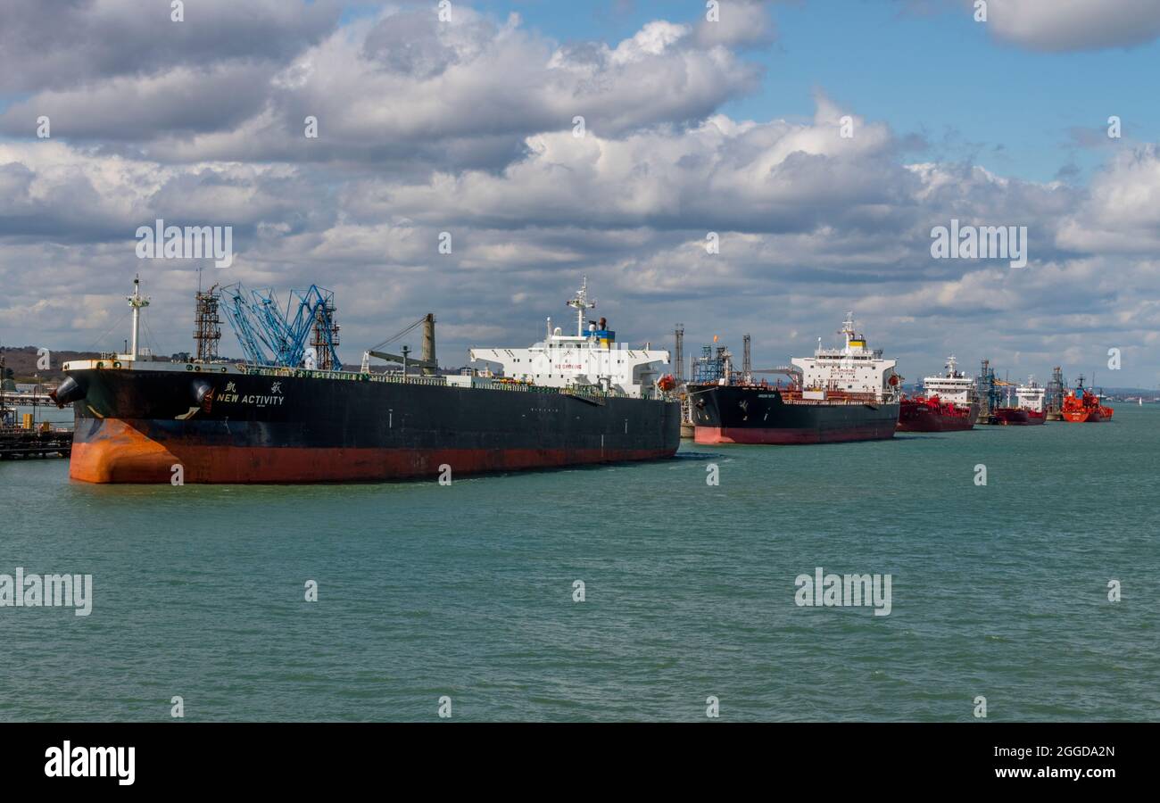 Gas- und Öltanker, fawley-Ölraffinerie, Ölverarbeitungsanlage, Niederdruck-Gastanker, Rohöltanker, Schiffe, Schifffahrt, fawley-Marinepol. Stockfoto