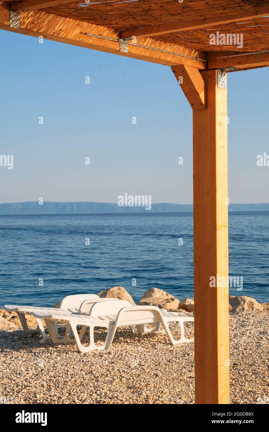 Reetgedeckten Bungalow an der kroatischen Küste.Erholung und komfortablen Sommerurlaub an der sonnigen Küste. Stockfoto