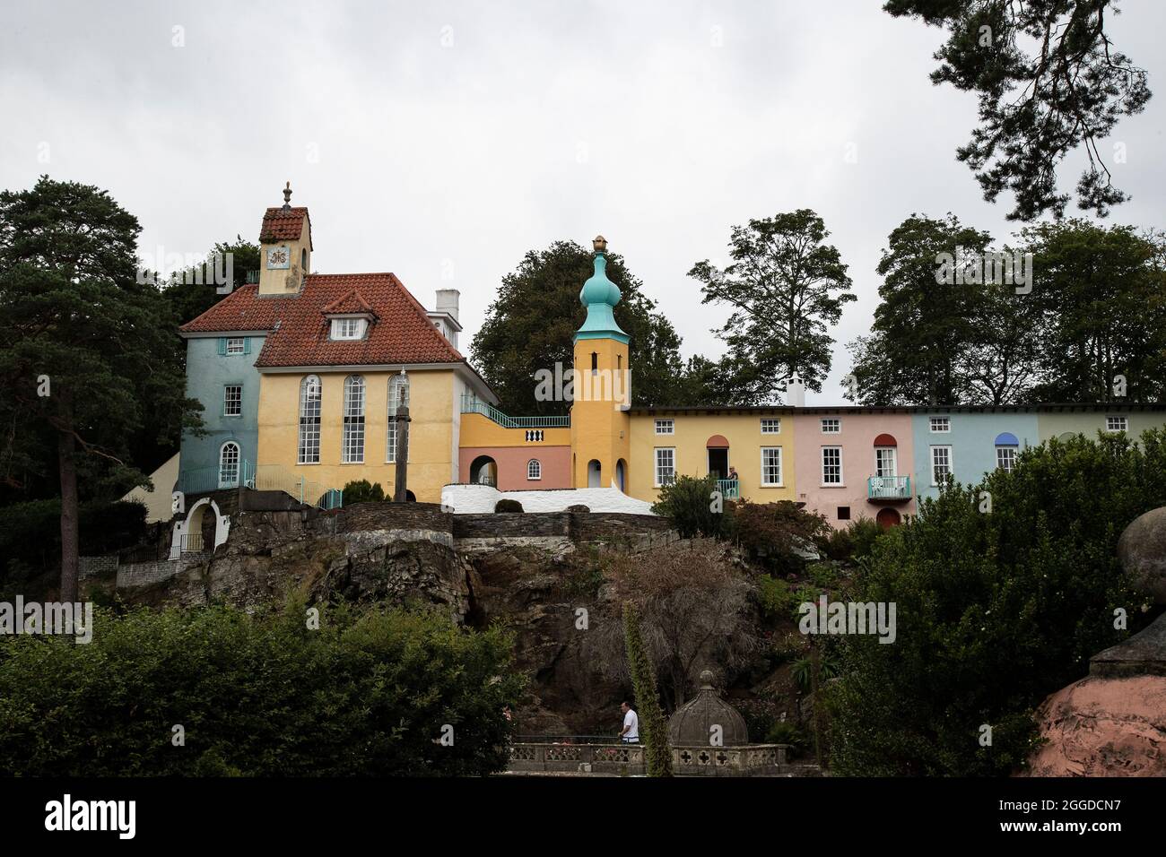 Ein Blick auf die Portmerion-Architektur von der Piazza in Gwynedd, Nordwales, wo das verspottete italienische Dorf gebaut und im Fernsehen populär gemacht wurde Stockfoto