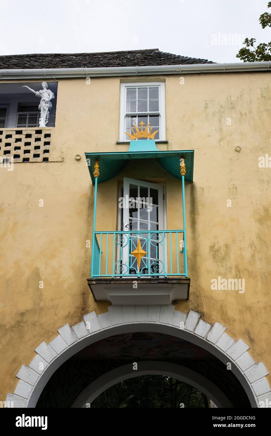 Ein Balkon im italienischen Portmerion-Dorf in Gwynedd, Nordwales, wo Touristen Unterkünfte besuchen oder mieten können Stockfoto