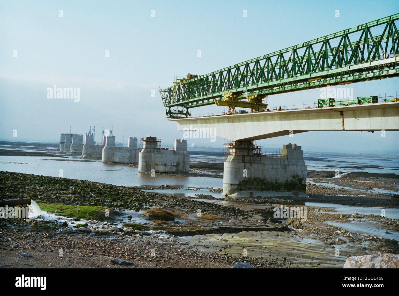 Eine Ansicht des zweiten Severn Crossing, der im Bau ist, mit vorgefertigten Pfeilern, die den Fluss überqueren, und einer Gantry, die die Deckeinheiten der Brücke installiert. Dieses Bild wurde als Teil des Breaking New Ground Project in Zusammenarbeit mit dem John Laing Charitable Trust in den Jahren 2019-20 katalogisiert. Stockfoto