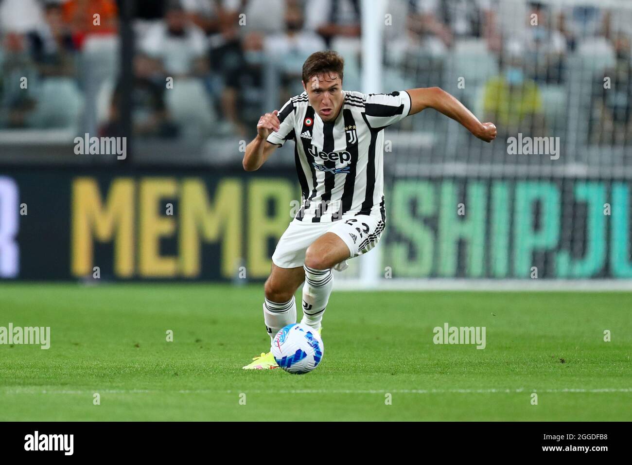 Turin, Italien. 29. August 2021. Federico Chiesa von Juventus FC kontrolliert den Ball im Serie-A-Spiel zwischen Juventus FC und Empoli FC. Stockfoto