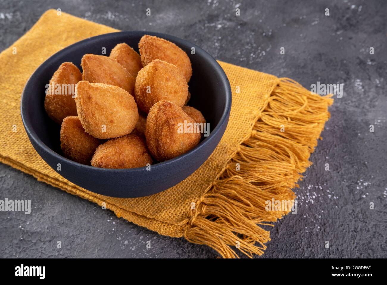 Traditionelle brasilianische gebratene Snack gefüllt mit Huhn . Coxinha de frango. Stockfoto