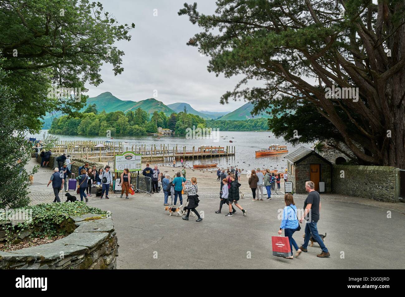 Urlauber am Lake Derwentwater, Keswick, Lake District, Cumbria, England. Stockfoto