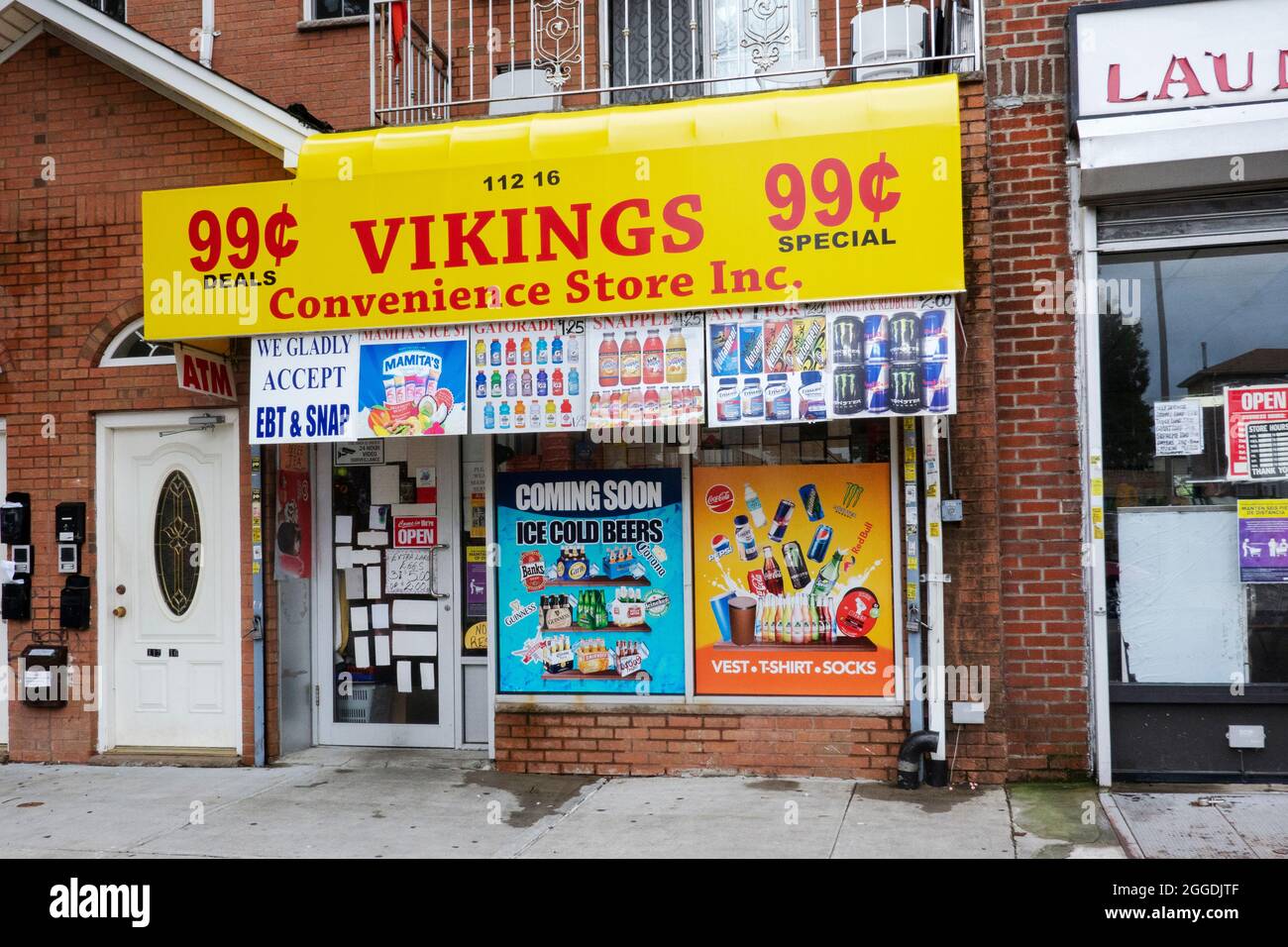 Das Äußere eines 24-Stunden-Ladens an der 101st Avenue in South Richmond Hill, Queens, New York City Stockfoto