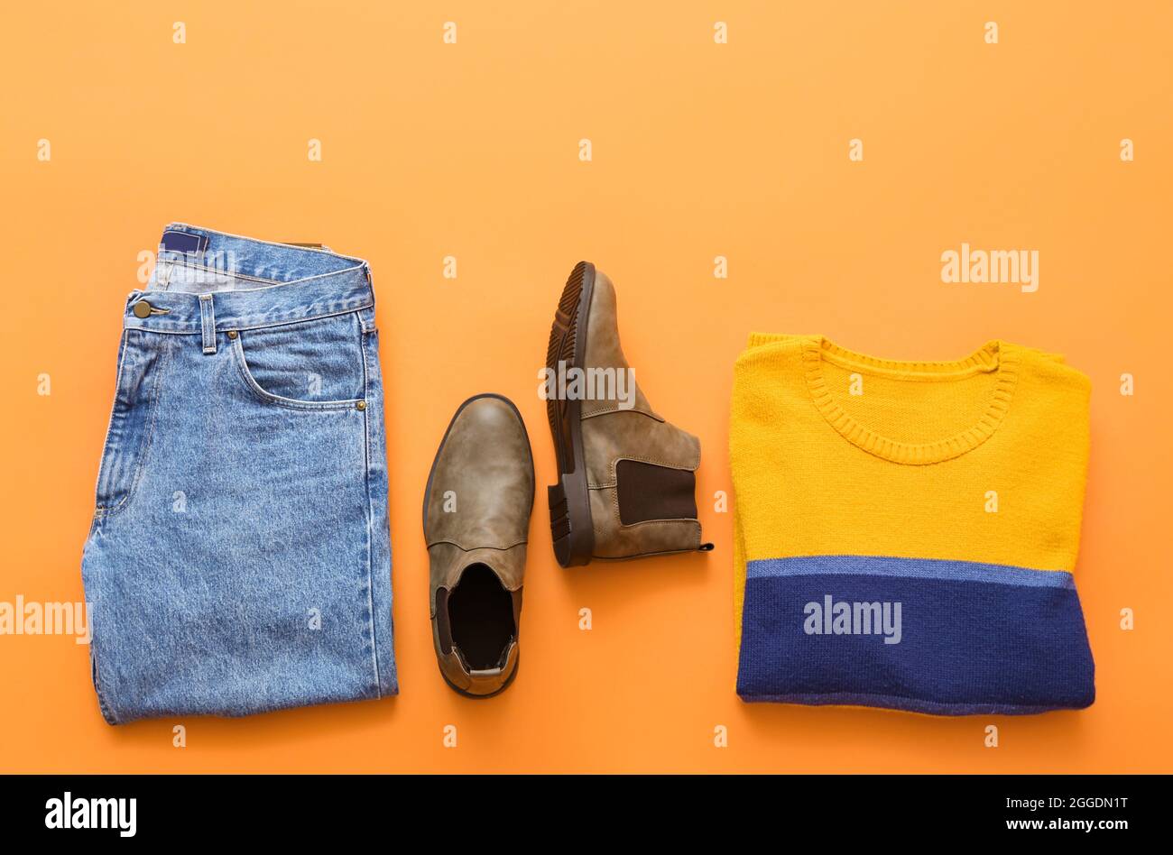 Stilvolle Kleidung und Schuhe auf farbigem Hintergrund Stockfoto