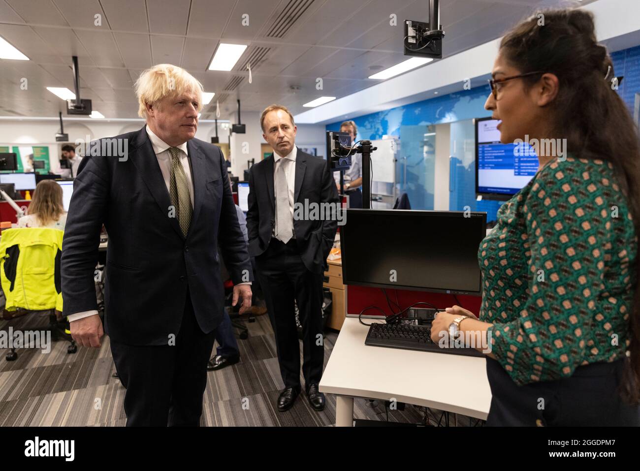 Der britische Premierminister Boris Johnson und der Minister für auswärtige, Commonwealth- und Entwicklungsfragen besuchen das Krisenzentrum des Auswärtigen Amts in London. Stockfoto