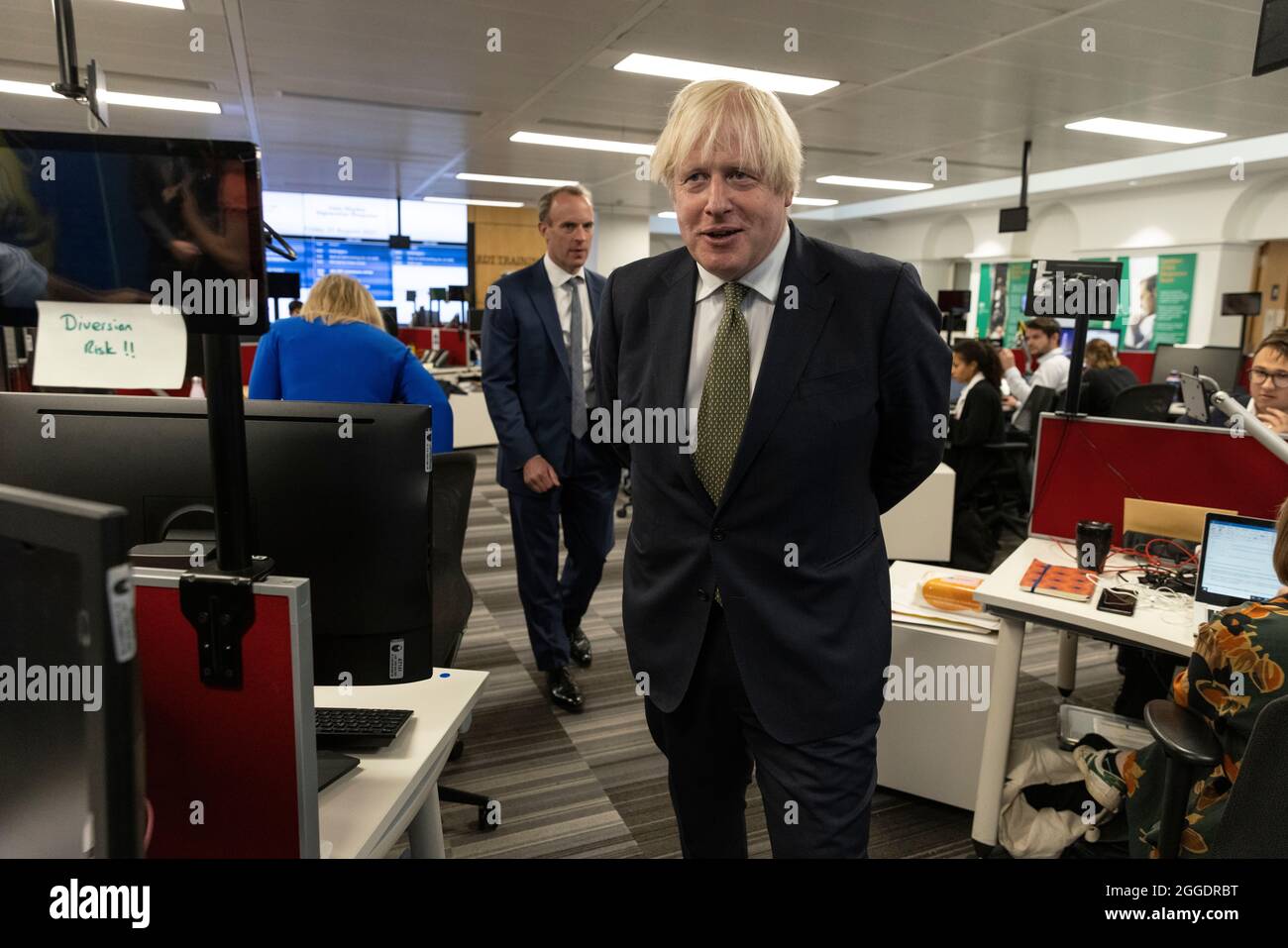 Der britische Premierminister Boris Johnson und der Minister für auswärtige, Commonwealth- und Entwicklungsfragen besuchen das Krisenzentrum des Auswärtigen Amts in London. Stockfoto