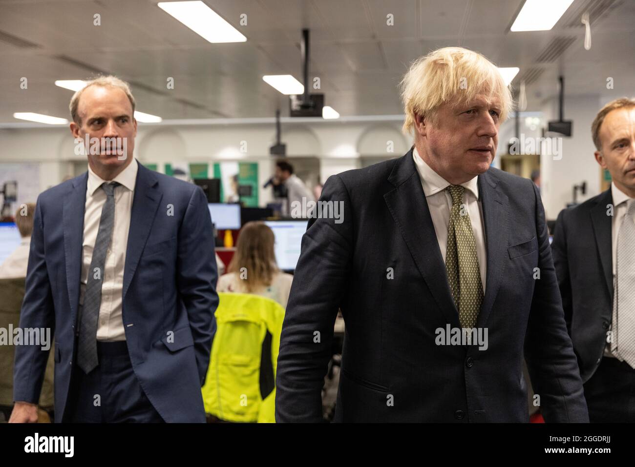 Der britische Premierminister Boris Johnson und der Minister für auswärtige, Commonwealth- und Entwicklungsfragen besuchen das Krisenzentrum des Auswärtigen Amts in London. Stockfoto