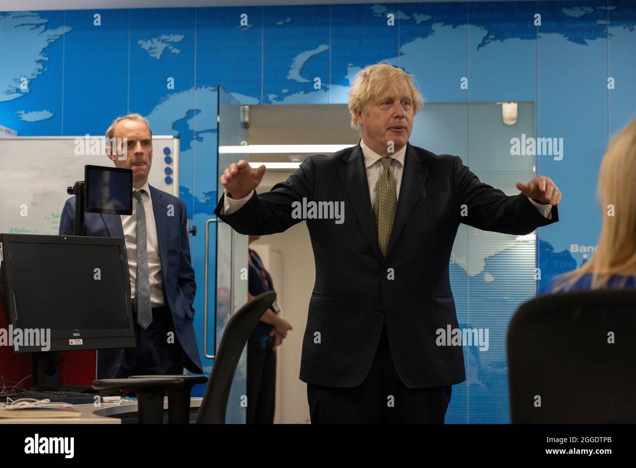 Der britische Premierminister Boris Johnson und der Minister für auswärtige, Commonwealth- und Entwicklungsfragen besuchen das Krisenzentrum des Auswärtigen Amts in London. Stockfoto