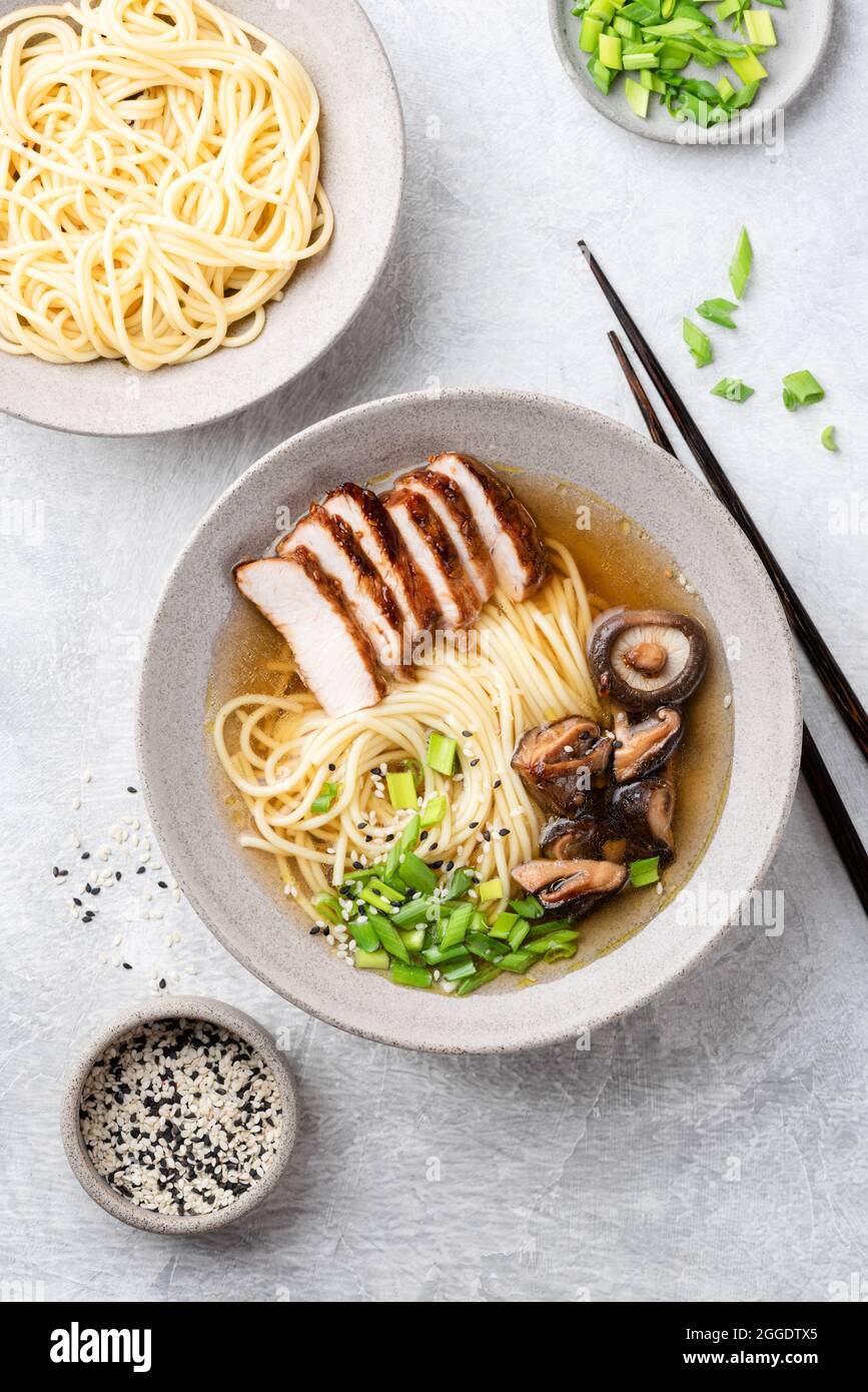 Ramen Schüssel mit Schweinefleisch und Pilzen. Asiatisches Essen von oben Stockfoto