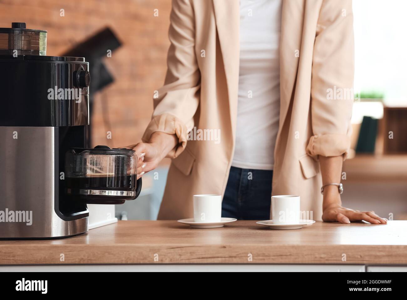Frau mit Kaffeepause im Büro Stockfoto