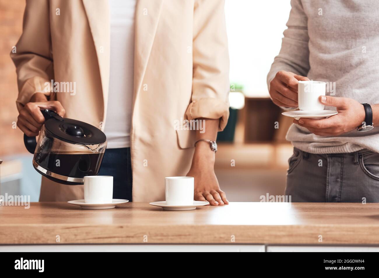 Leute, die eine Kaffeepause im Büro haben Stockfoto