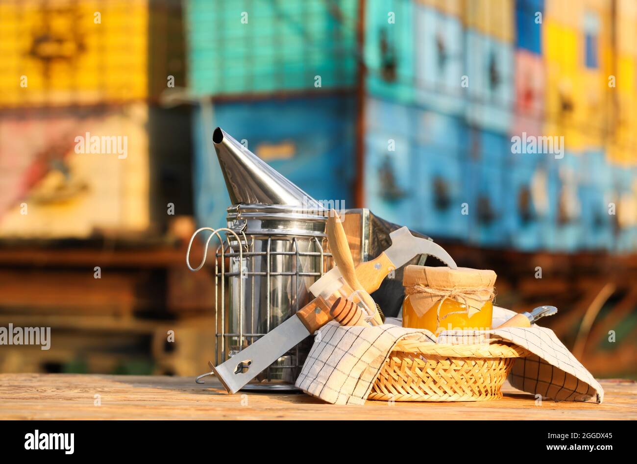 Imkereibedarf und Honig auf der Imkerei Stockfoto