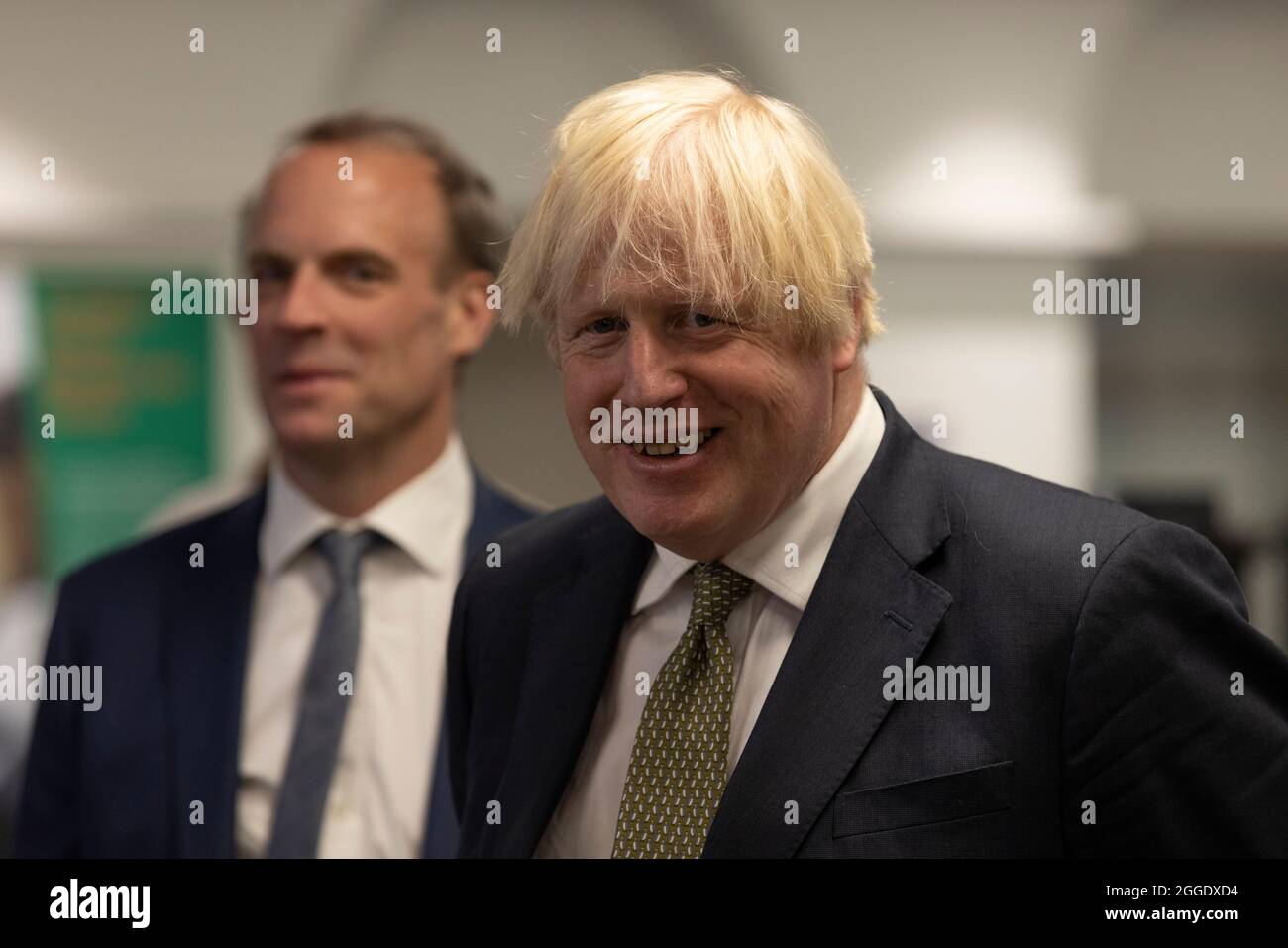 Der britische Premierminister Boris Johnson und der Minister für auswärtige, Commonwealth- und Entwicklungsfragen besuchen das Krisenzentrum des Auswärtigen Amts in London. Stockfoto