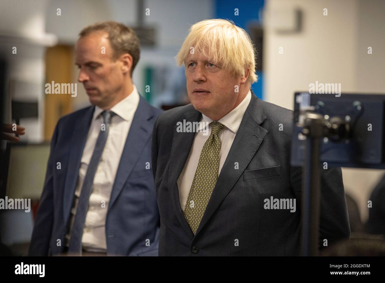 Der britische Premierminister Boris Johnson und der Minister für auswärtige, Commonwealth- und Entwicklungsfragen besuchen das Krisenzentrum des Auswärtigen Amts in London. Stockfoto