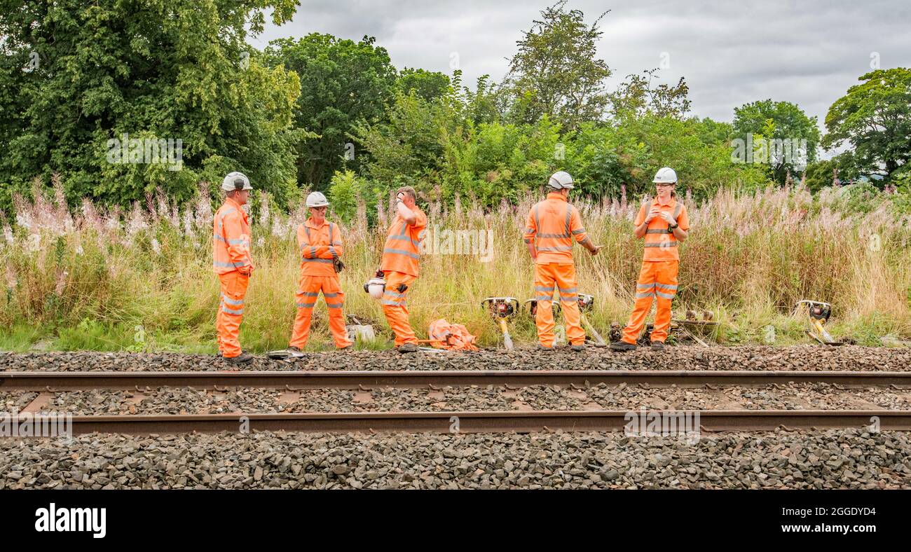 Eisenbahner in gut sichtbarer Kleidung am 31. August 2021 am Bahnhof Long Preston Stockfoto