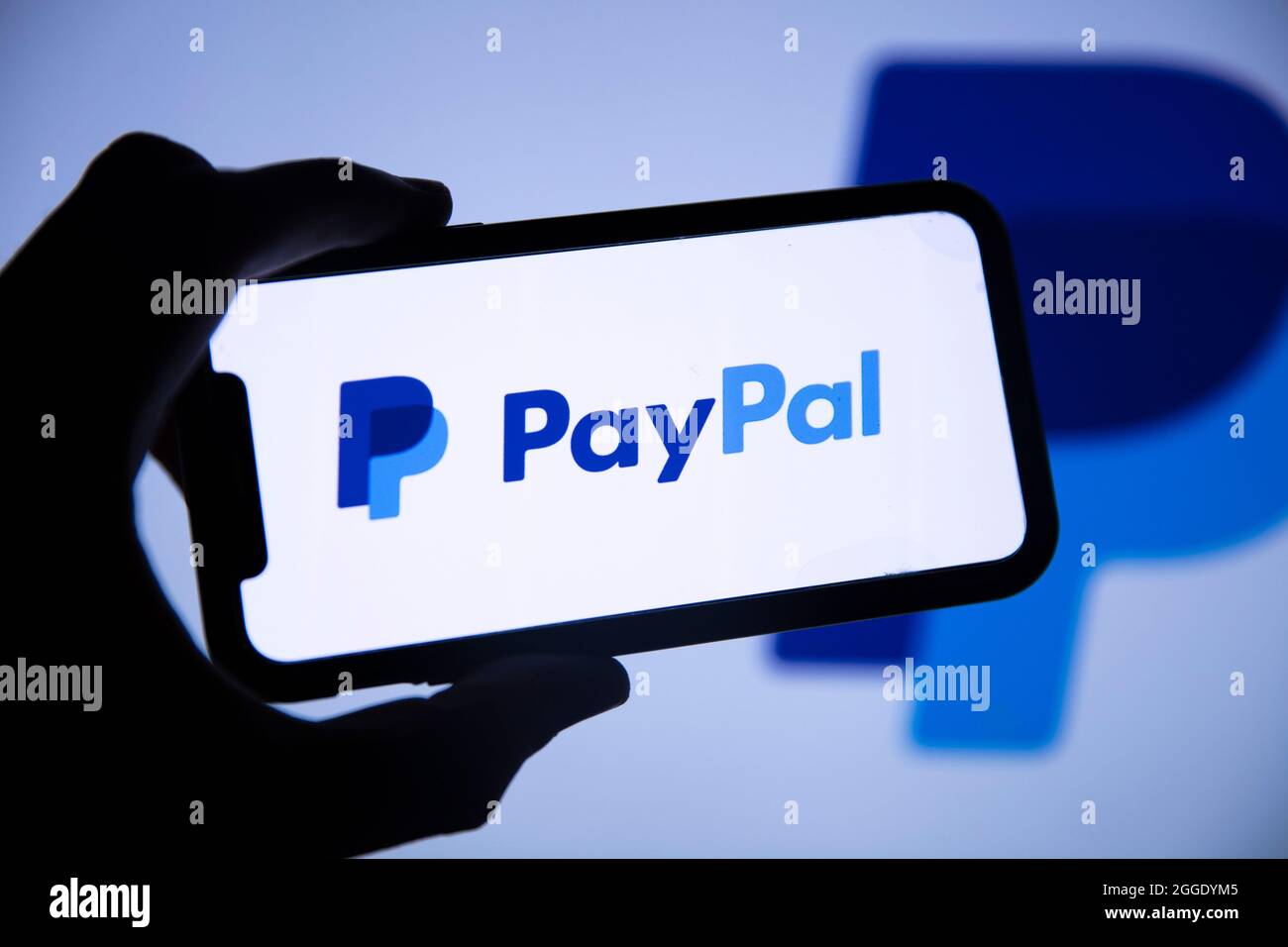 LONDON, Großbritannien - August 2021: PayPal-Finanzdienstlogo auf einem Smartphone Stockfoto