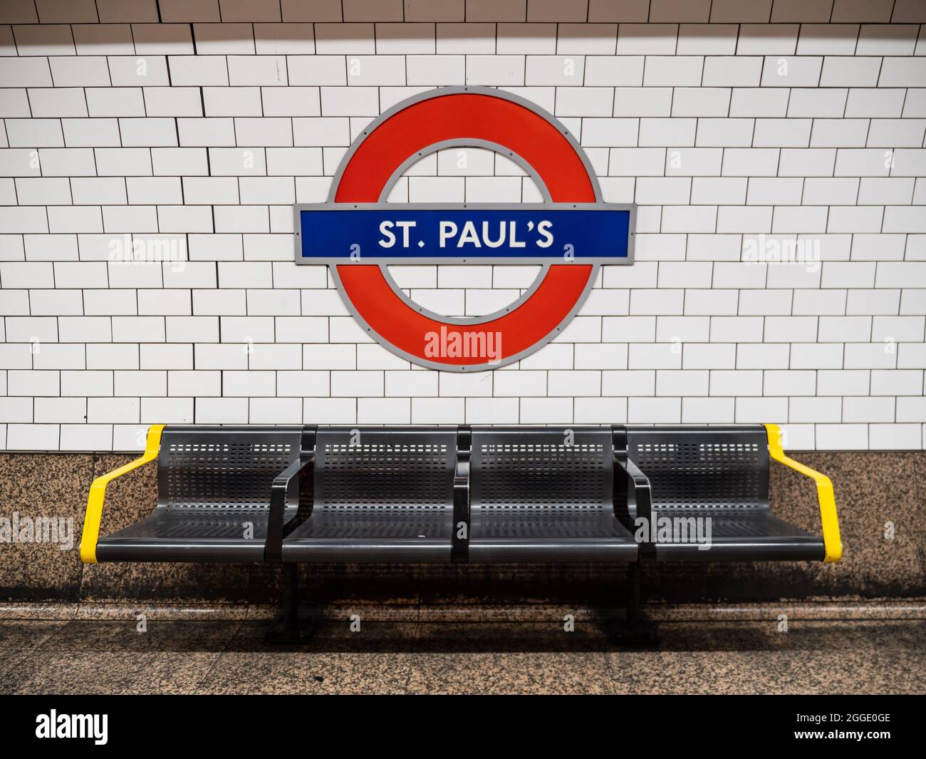 U-Bahn-Station St. Paul's, London. Die bekannte Rundschilder auf der U-Bahn-Plattform Central London, die Teil des öffentlichen Nahverkehrssystems der TFL ist. Stockfoto