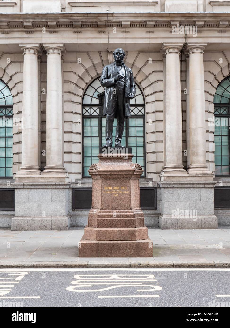 Statue von Rowland Hill, London. Eine Hommage an den britischen Sozialreformer, der das britische Postsystem auf der Grundlage des Konzepts des Prepaid-Portos entwickelte. Stockfoto