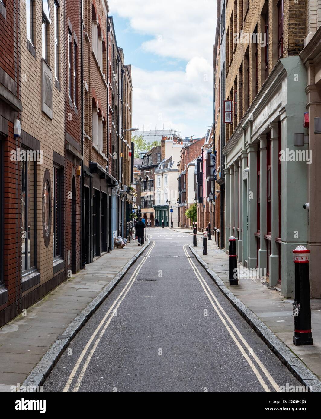City of London Seitenstraße. Eine schmale Seitenstraße mit einem Kontrast von alter und neuer Architektur in EC1. Stockfoto