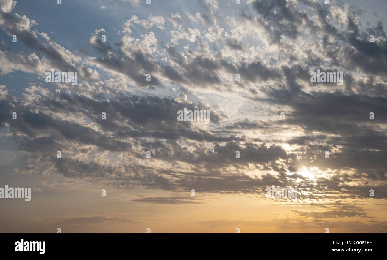 Wolken am Abendhimmel bei Sonnenuntergang. Stockfoto