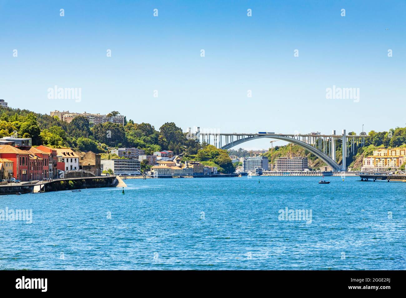 Porto und Vila Nova de Gaia mit der Arrabida-Brücke über den Douro-Fluss dazwischen, Portugal Stockfoto