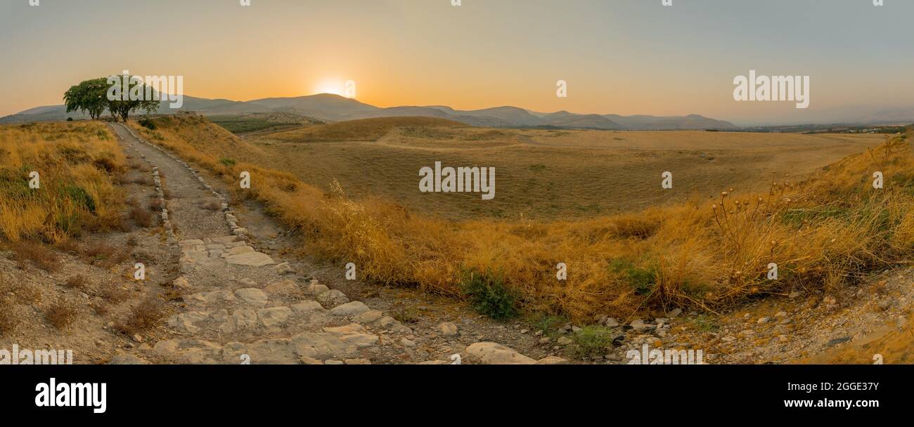 Panoramablick auf die Landschaft des Hula-Tals mit Landschaft und den Bergen von Galilee, von Tel Hazor aus gesehen Stockfoto