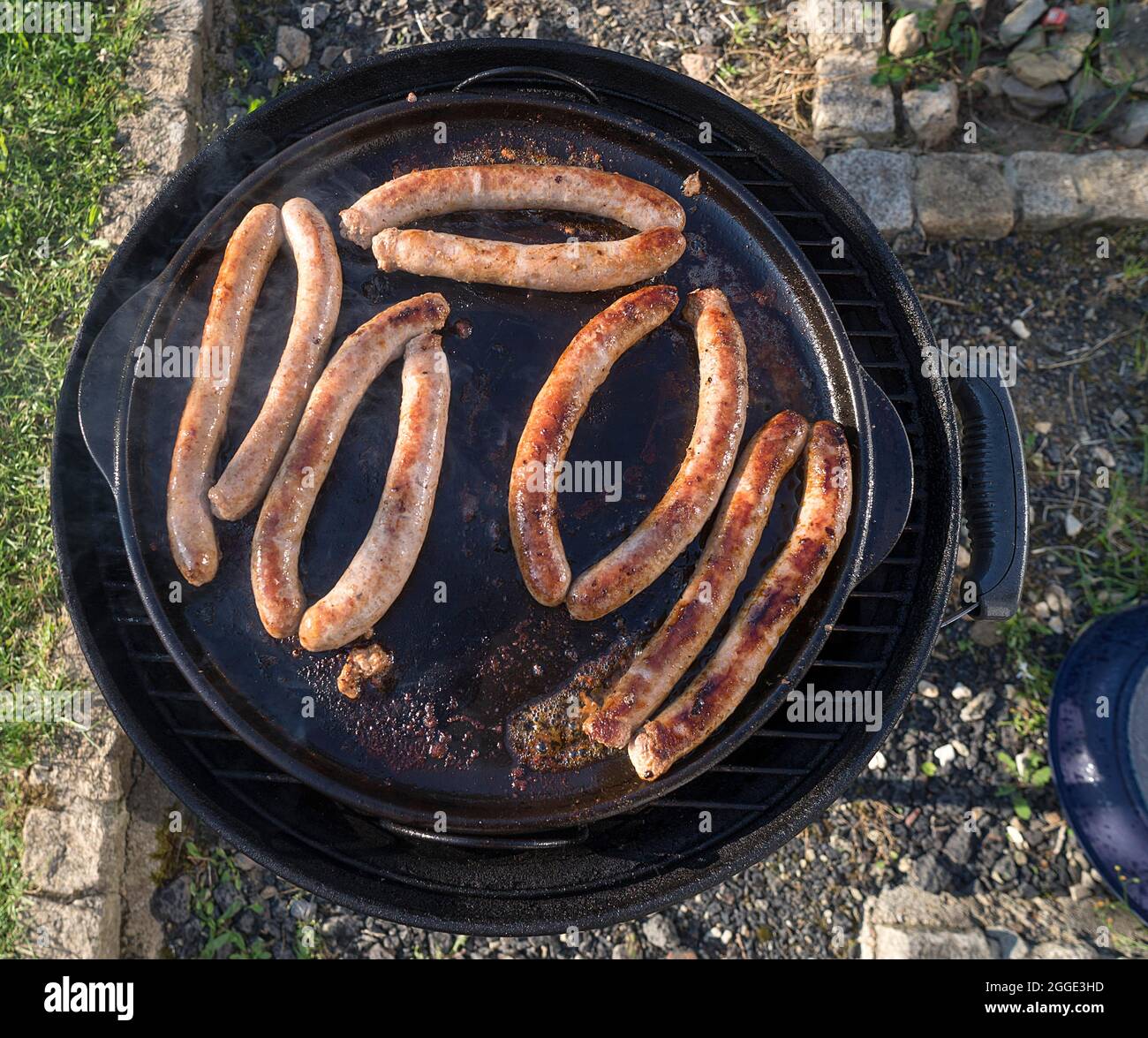 Frisch gebratene Würstchen in einer Grillpfanne, Bayern, Deutschland Stockfoto