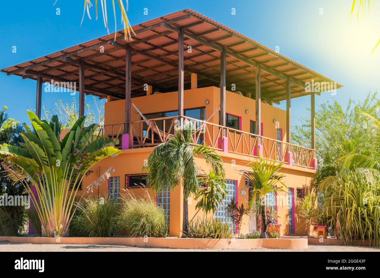 Zimmer für Touristen in Strandnähe, Bungalowzimmer mit blauem Himmel und Palmen Rivas, Nicaragua Stockfoto