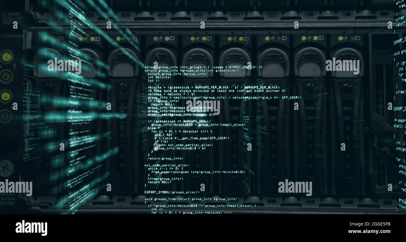 Bild der blauen Datenverarbeitung über einer technologischen Maschine Stockfoto