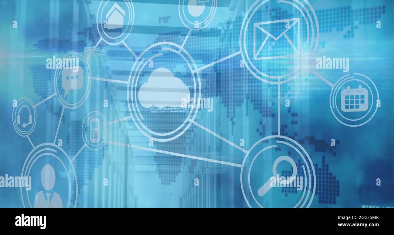 Abbildung mehrerer verbundener technologischer Symbole über einer Pixel-Weltkarte und einem Serverraum Stockfoto