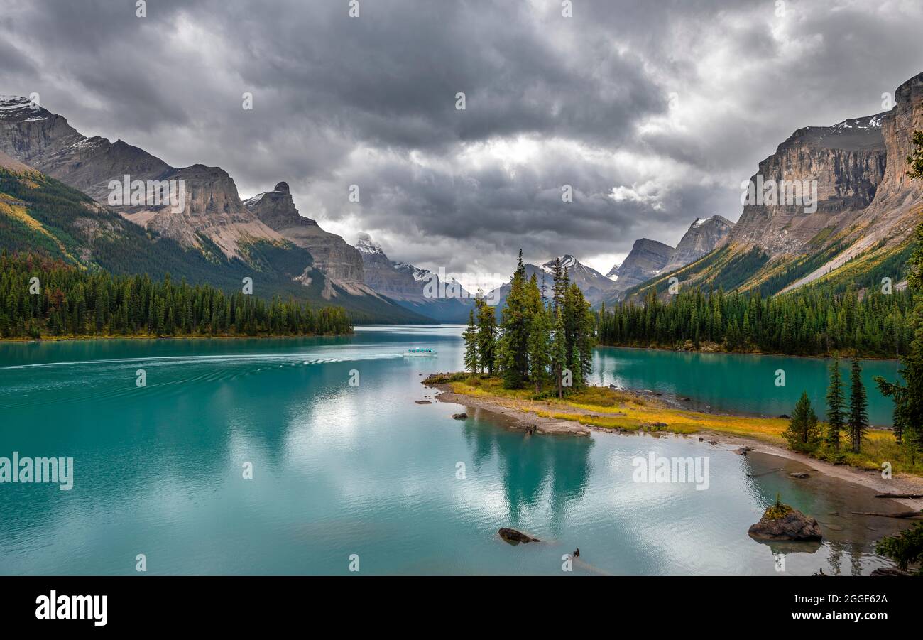 Spirit Island im türkisblauen Gletschersee Maligne Lake, Berge Mount Paul, Monkhead und Mount Warren im Hintergrund, Herbst, Maligne Valley Stockfoto