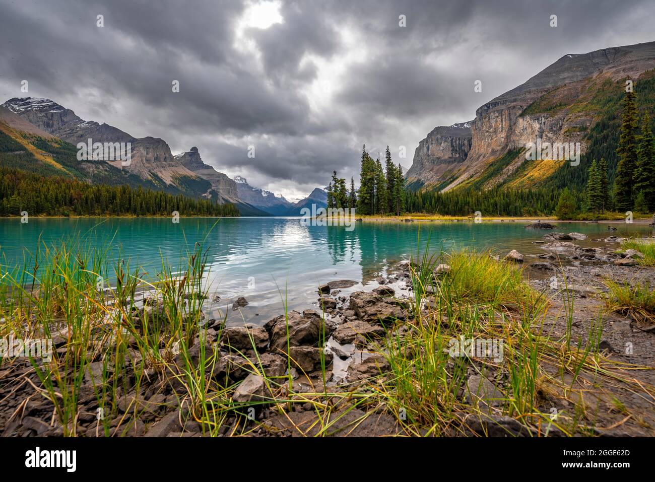 Spirit Island, Ufer des Maligne Lake, Berge Mount Paul, Monkhead und Mount Warren im Hintergrund, Maligne Valley, Herbst, Jasper National Park Stockfoto