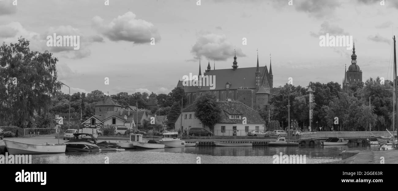 77, 5000 Wyniki tlumaczenia Panorama von Frombork, Frauenburg, von der Hafenseite an der Weichsellagune, Polen Stockfoto