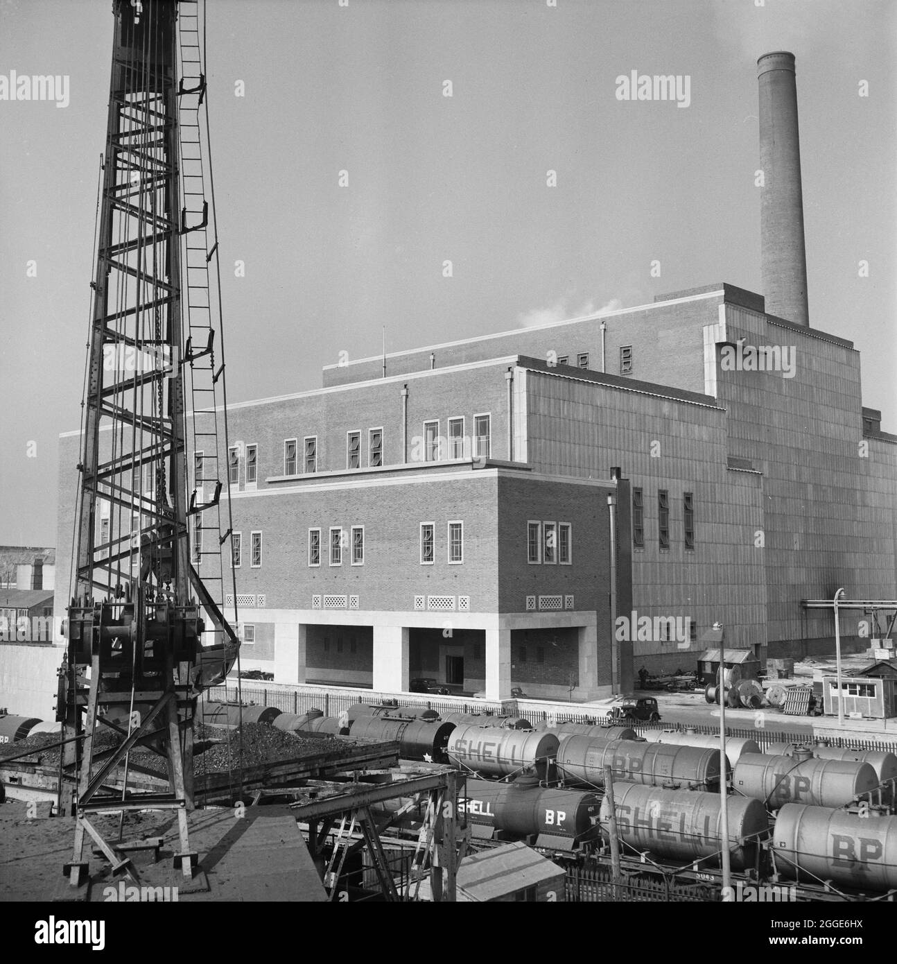 Ein Blick auf das Plymouth 'B' Kraftwerk mit einem Auflagerahmen im Vordergrund, aufgenommen während des Baus des Coaling Wharf der Station. Dieses Bild wurde als Teil des Breaking New Ground Project in Zusammenarbeit mit dem John Laing Charitable Trust in den Jahren 2019-20 katalogisiert. Stockfoto