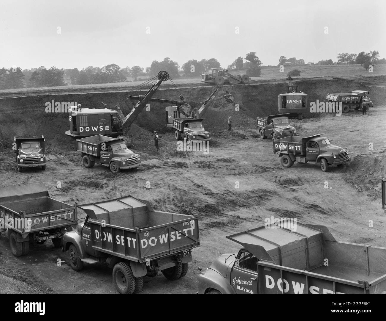 Dowsett-Waggons, die für den Transport von Ballast vorbereitet sind und aus Gruben im Norton Park gewonnen wurden, für den Bau der Autobahn London-Yorkshire (M1). Die Kiesgruben bei Norton Park befanden sich an der Grid-Referenz SP6052163100. Stockfoto