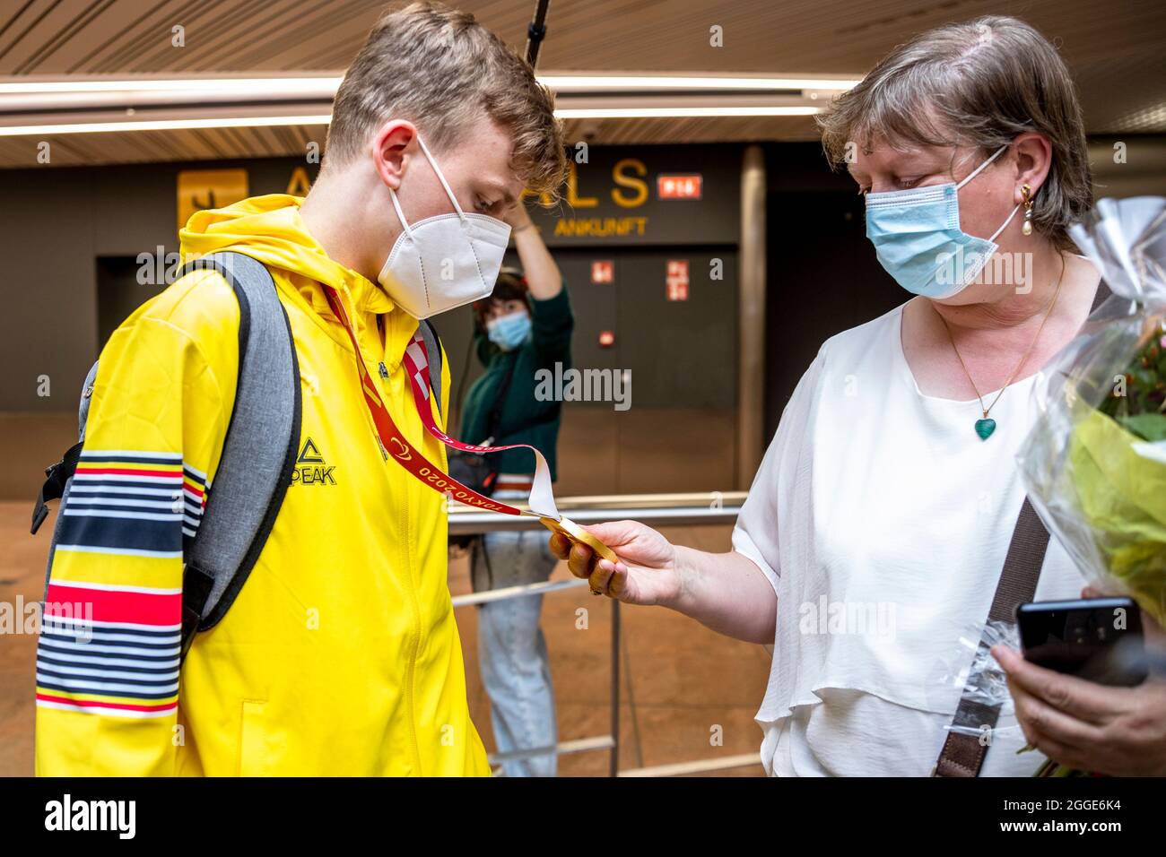 Der belgische Tischtennisspieler Laurens Devos und seine Medaille, die er mit seiner Mutter bei der Rückkehr mehrerer belgischer Athleten nach dem „Tokyo 2020 para Stockfoto