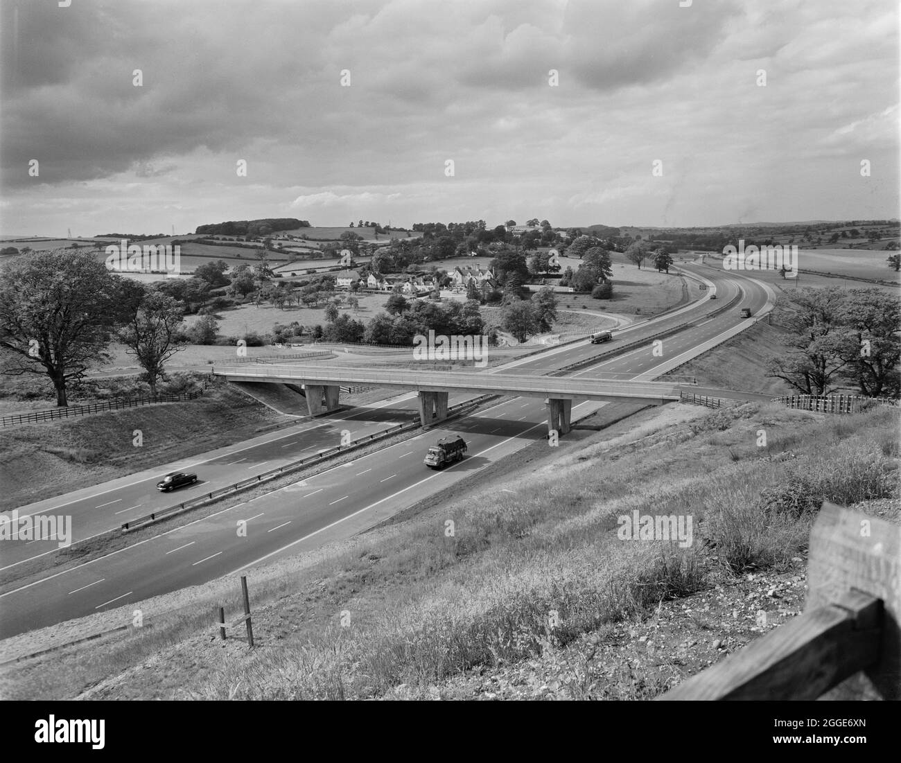 Ein Blick nach Norden entlang des Abschnitts C des kürzlich fertiggestellten Birmingham zur Preston Motorway (M6) in der Nähe des Trentham Parks, der die Zugangsbrücke zum Trentham Park im Vordergrund und Hanchurch Manor im Hintergrund zeigt. Die Arbeiten auf der Autobahn Birmingham-Preston (M6) zwischen den Kreuzungen J13 und J16 begannen im Juni 1960 und wurden von John Laing Construction Ltd. Durchgeführt.Abschnitt C war 5 Meilen lang zwischen Beech und Keele. Stockfoto