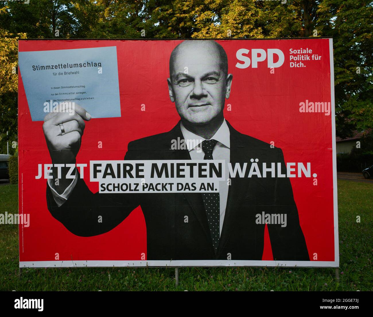 Wahlplakat der SPD, Olaf Scholz, Bundesfinanzminister und Spitzenkandidat der SPD, mit Stimmumschlag der offiziellen Post Stockfoto