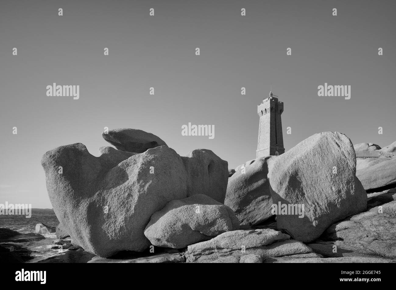 Infrarotbild, Leuchtturm Phare de Ploumanac'h mit Granitfelsen, Ploumanac'h, Cote de Granit Rose, Cotes-d'Armor, Bretagne, Frankreich Stockfoto