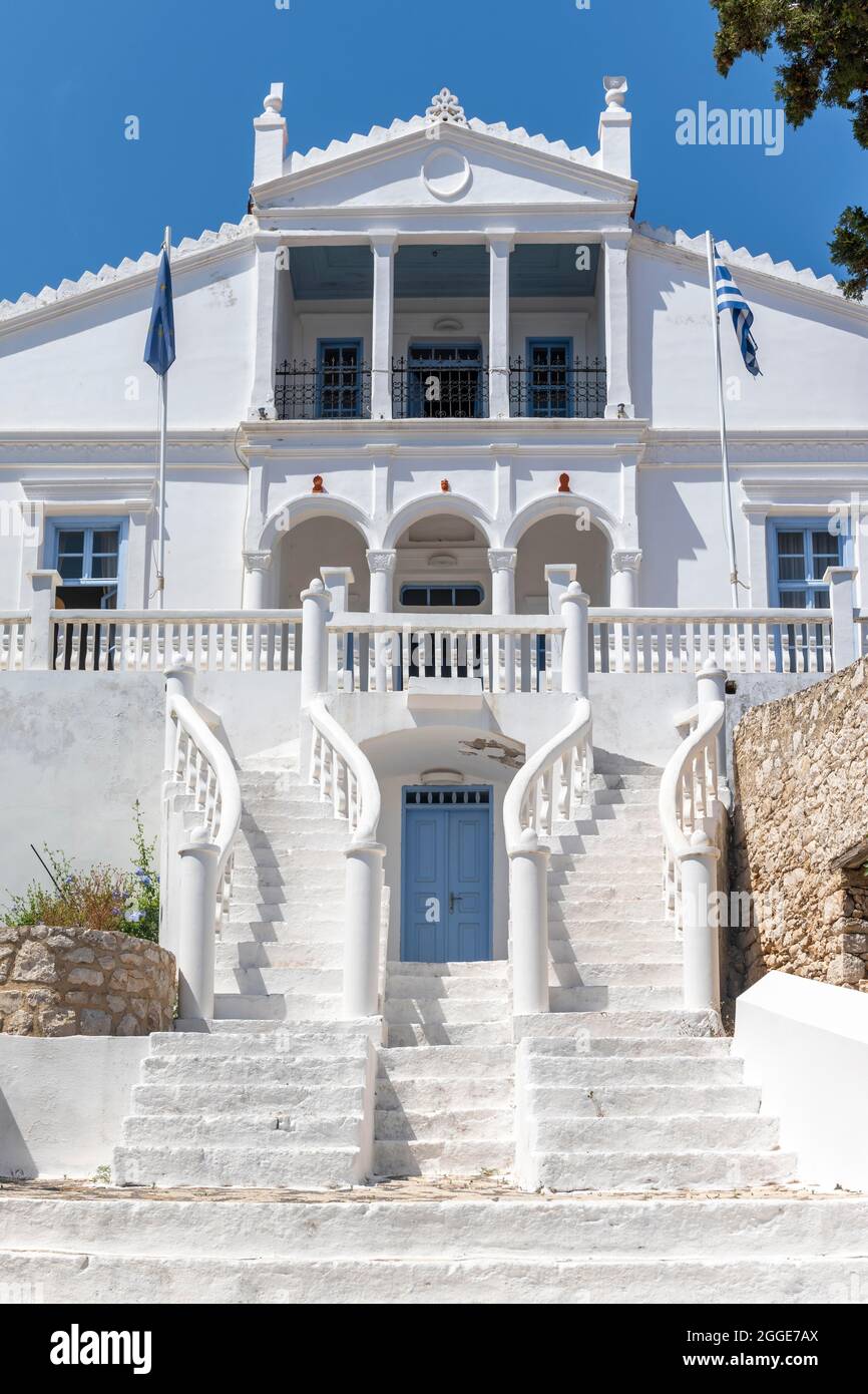 Weißes nobles Herrenhaus mit geschwungenen Treppen, Chalki, Dodekanes, Griechenland Stockfoto