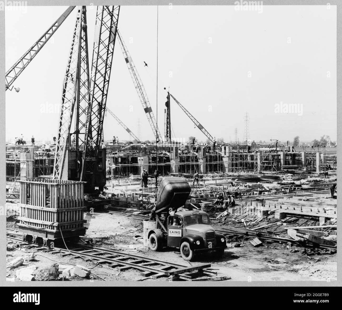 Ein Blick auf die neue Gießerei, die im Werk der Ford Motor Company im Bau ist, zeigt das östliche Ende des Gebäudes mit Stahlbetonguss, Gerüst und Betonguss im Gange. Die Gießerei wurde 1957 eröffnet und kostete &#xa3;7.5 Millionen zu bauen. Das Gebäude war eine zweistöckige Stahlbetonkonstruktion, fast eine Viertelmeile lang. Zu den neuen Einrichtungen gehörten Küchen und eine Kantine, eine Toilettenunterkunft, ein medizinisches Zentrum und ein Kompressorhaus. Es gab auch ein Nebengebäude, 700 Fuß lang, Straßen zum Standort, einen Absetzbecken und Teiche. Später schloss sie 1984. Stockfoto