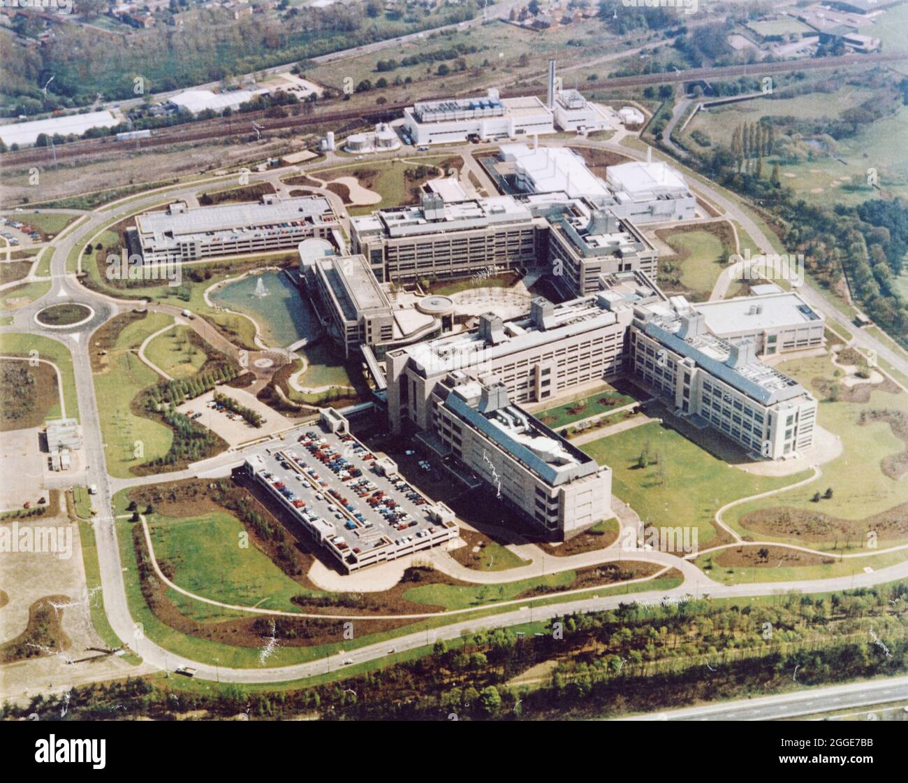 Eine Luftaufnahme aus dem Westen zeigt das neu fertiggestellte Glaxo Medical Research Center in Stevenage. Dies ist eine negative Kopie, die Laing im Februar 1996 von einem Originalfoto gemacht hat, das in der September 1995-Ausgabe des monatlichen Laing-Newsletters Team Spirit veröffentlicht wurde. „LML Glaxo, Stevenage“ wird als Studienteilnehmer im Negativregister aufgezeichnet. LML steht für Laing Management Ltd. Das Medical Research Center der Glaxo Group wurde von Laing-Morrison Knudsen in einem Joint Venture zwischen 1990 und 1995 errichtet. Die Beteiligung von Laing kam hauptsächlich von der Laing Management Company. Die Website besteht aus Stockfoto