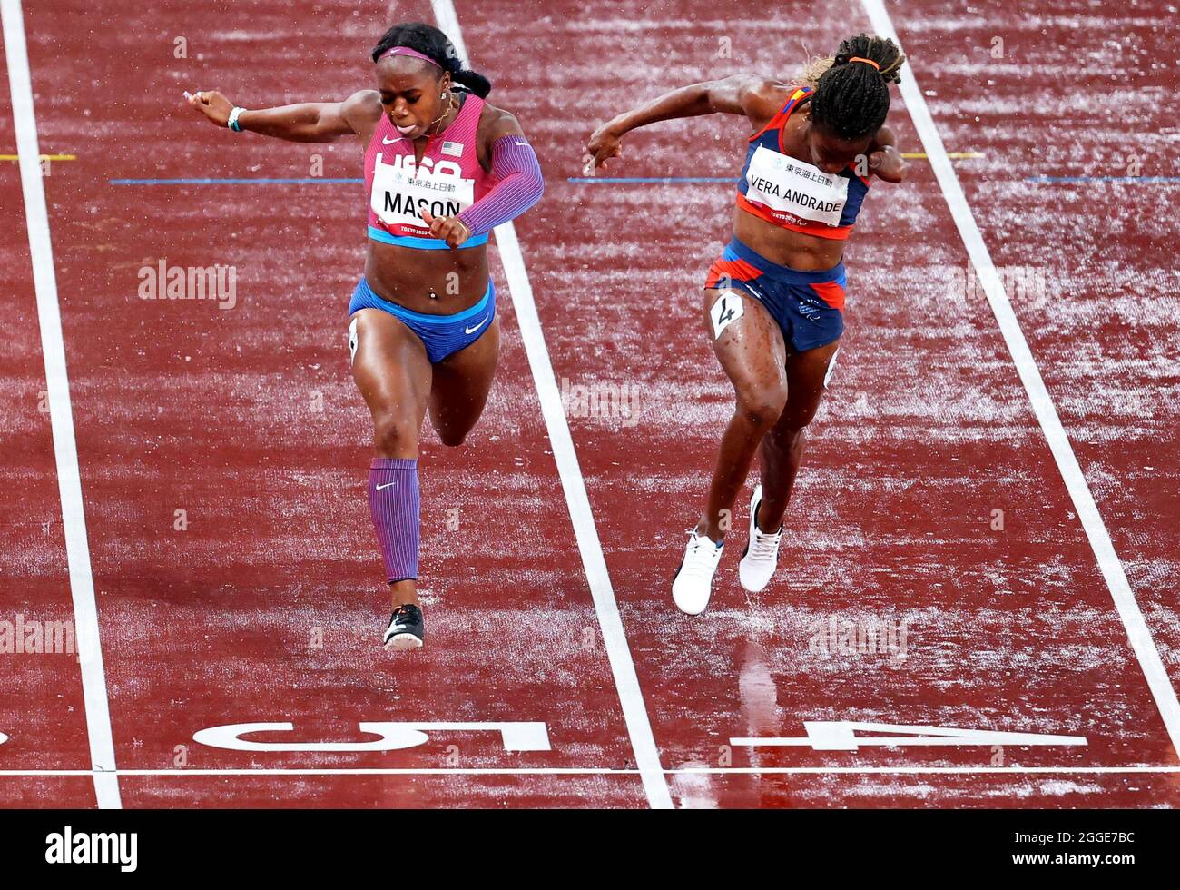 Tokio, Japan. August 2021. Paralympics: Leichtathletik, Frauen 100 Meter, Finale, T47, im Olympiastadion. Brittni Mason (l) aus den USA und Lisbeli Marina Vera Andrade aus Venezuela im Einsatz. Quelle: Karl-Josef Hildenbrand/dpa/Alamy Live News Stockfoto