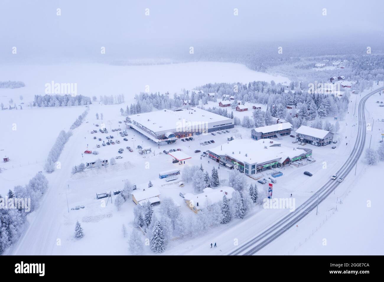 AKASLOMPOLO, FINNLAND - 21. Januar 2021: Luftdrohnenaufnahme des Jounin-kaupa-Marktes, Winterblizzard, in Akaslompolo, Finnland Stockfoto