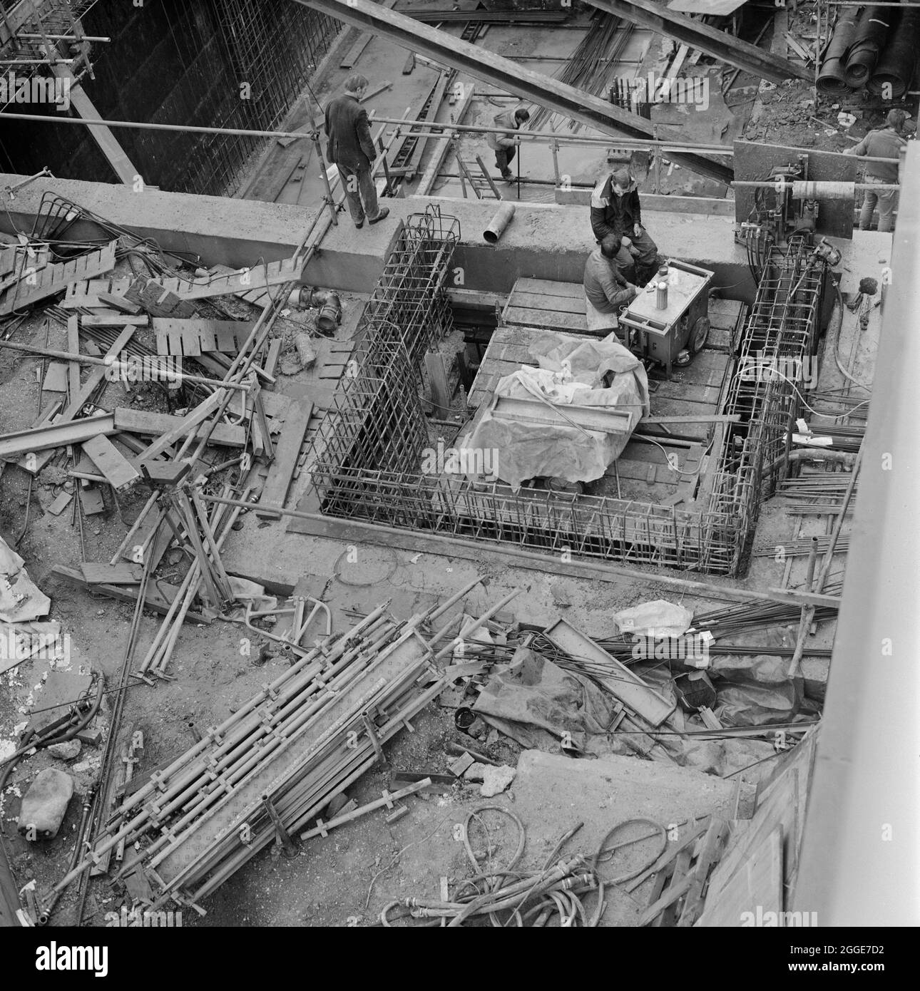 Zwei Laing-Arbeiter machen eine Teepause inmitten der Bauarbeiten am Glaxo-Standort in Ware. Laing baute zwischen 1985 und 1987 das neue Forschungsgebäude, das Pförtnerhaus und den Dienstleistungsblock am Standort Ware Glaxo, dieser &#xa3;7,5-m-Vertrag war Phase IV der Bauarbeiten am weitläufigen Gelände und mehrere Gebäude wurden in den folgenden Jahren hinzugefügt. Stockfoto